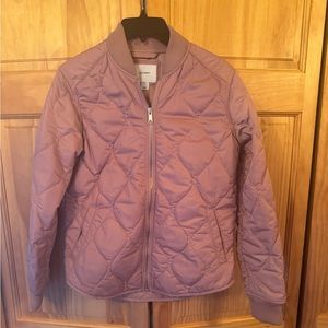 Women’s Old Navy quilted jacket. Pink with silver zipper. Like new. Size small.